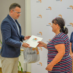 Zastępca prezydenta Rafała Rudnicki wręcza upominek od miasta białostoczance