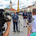 Prezydent Tadeusz Truskolaski udziela wywiadu podczas konferencji na Rynku Kościuszki