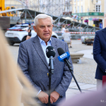 Prezydent Truskolaski udziela wywiadu do mikrofonu, obok stoi zastępca prezydenta Rafał Rudnicki