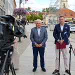 Zastępca prezydenta Rafał Rudnicki udziela wywiadu, obok stoi prezydent Tadeusz Truskolaski 