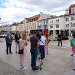 Reporterzy stoją podczas konferencji, w tle stoi zastępca prezydenta i udziela wywiadu