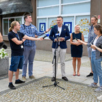 Zastępca prezydenta Rafał Rudnicki udziela wywiadu, obok stoją dziennikarze 