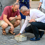Jakub Ruben oraz inny mężczyzna układają Kamienie Pamięci w przygotowanym miejscu