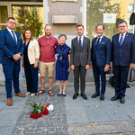 Zastępcy prezydenta, wojewoda i inni goście zgromadzeni stoją podczas wydarzenia 