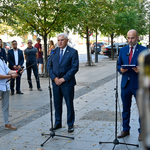 Prezydent Tadeusz Truskolaski mówi do mikrofonu, obok stoją reporterzy oraz inni uczestnicy wydarzenia