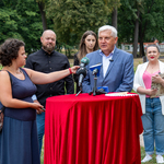 Prezydent Tadeusz Truskolaski udziela wywiadu podczas konferencji, w tle inni uczestnicy spotkania