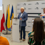 Prezydent Tadeusz Truskolaski wypowiada się przy mównicy podczas konferencji 