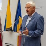 Prezydent Tadeusz Truskoalski mówi do mikrofonu podczas konferencji