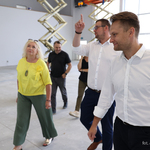 Poseł na sejm Krzysztof Truskolaski, zastępca prezydenta Tomasz Klim oraz dyrektor szkoły Anna Niczyporuk idą i oglądają remontowaną salę sportową