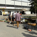 Białostoczanie spacerujący obok straganów 