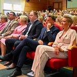 Uczestnicy uroczystości siedzą na widowni 