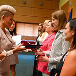 Podlaski Kurator Oświaty Agnieszka Krokos-Janczyło wręcza mianowym nauczycielom gratulacje