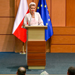 Podlaski Kurator Oświaty Agnieszka Krokos-Janczyło przemawia przy mównicy 