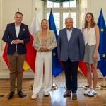 Prezydent Tadeusz Truskolaski, zastępca prezydenta Rafał Rudnicki, Maria Żodzik oraz Natalia Maliszewska stoją obok siebie
