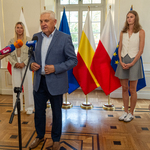 Prezydent Tadeusz Truskolaski przemawia do mikrofonu, w tle stoi Maria Żodzik oraz Natalia Maliszewska