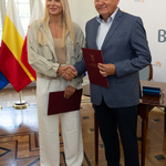Natalia Maliszewska oraz prezydent Tadeusz Truskolaski stoją obok siebie w uścisku dłoni