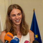 Maria Żodzik przemawia do mikrofonów podczas konferencji