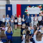 Prezydent Tadeusz Truskolaski stoi wśród nauczycieli
