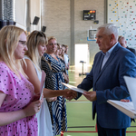 Prezydent miasta Białegostoku wręcza akty mianowania nauczycielom