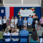 Prezydent miasta Białegostoku stoi wśród nauczycieli, którzy trzymają akty mianowania 