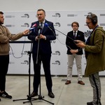 Zastępca prezydenta Rafał Rudnicki przemawia do mikrofonów trzymanych przez dziennikarzy