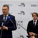 Zastępca prezydenta Rafał Rudnicki przemawia do mikrofonów podczas konferencji, w tle stoi prof. dr hab. Wojciech Śleszyński