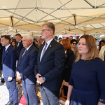 Prezydent Tadeusz Truskolaski oraz goście honorwi stoją pod namiotem podczas uroczystości