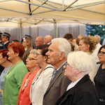 Białostoczanie stoją pod namiotem podczas wydarzenia
