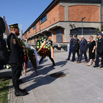 Prezydent Tadeusz Truskolaski w asyście mundurowych idzie w stronę pomnika Matki Sybiraczki 