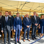 Prezydent Tadeusz Truskolaski, wojewoda Jacek Brzozowski, poseł Krzysztof Truskolaski i inni uczestnicy wydarzenia stoją pod namiotem 