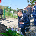 Zastępca prezydenta Rafał Rudnicki składa winiec pod pomnikiem, w tle stoją mundurowi 