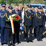 Zastępca prezydenta Rafał Rudnicki stoi wśród mundurowych