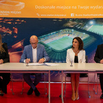 Prezes Grupy Chorten Krzysztof Pakuła, prezes zarząd Stadionu Miejskiego Cezary Mielko, wiceprezes Grupy Chorten Sylwia Władyko, wiceprezes zarządu Stadionu Miejskiego Bogusława Janowicz siedzą przy stole i podpisują dokumenty 