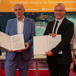 Prezes Grupy Chorten Krzysztof Pakuła, prezes zarząd Stadionu Miejskiego Cezary Mielko, wiceprezes Grupy Chorten Sylwia Władyko, wiceprezes zarządu Stadionu Miejskiego Bogusława Janowicz stoją obok siebie z podpisanymi umowami