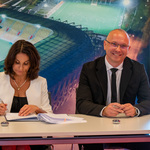 Prezes zarząd Stadionu Miejskiego Cezary Mielko, wiceprezes zarządu Stadionu Miejskiego Bogusława Janowicz siedzą przy stole i podpisują dokumenty