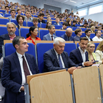 Prezydent Tadeusz Truskolaski siedzi na miejscu dla publiczności obok wojewoda Jacek Brzozowski i inni uczestnicy uroczystości
