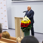 Prezydent Tadeusz Truskolaski przemawia podczas uroczystości, obok mównicy stoi bukiet kwiatów