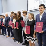 Wśród uczniów nagrodzonych stypendiami stoi prezydent Tadeusz Truskolaski 