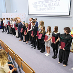 Uczniowie nagrodzeni stypendiami stoją z Prezydentem Miasta Białegostoku podczas wydarzenia 
