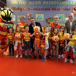 Przedszkolaki pozuja do wspólnego zdjęcia z prezydentem Tomaszem Klim oraz kuratorem podlaskim Agnieszkaą Krokos-Janczyło obok stoi maskotka Jagiellonii w przebraniu pszczoły