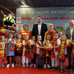 Dzieci ubrane w koszulki Jagiellonii stoją i trzymają piłki nożne, obok stoi maskotka Jagiellonii oraz zastępca prezydenta Tomasz Klim i  zastępcą prezydenta Tomaszem Klim oraz Agnieszka Krokos-Janczyło