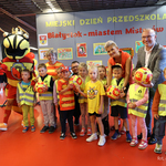 Dzieci w koszulkach Jagiellonii stoją razem z zastępcą prezydenta Tomaszem Klim oraz Agnieszką Krokos-Janczyło