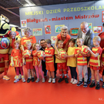 Przedszkolaki stoją obok maskotki Jagiellonii, za dziećmi stoi Agnieszka Krokos-Janczyło oraz opiekunowie 
