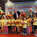 Dzieci w żółtych koszulkach stoją razem z zastępcą prezydenta Tomaszem Klim oraz Agnieszką Krokos-Janczyło