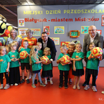 Dzieci w zielonych koszulkach stoją z zastępcą prezydenta Tomaszem Klim oraz Agnieszką Krokos-Janczyło