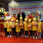 Dzieci ubrane na żółto stoją razem z zastępcą prezydenta Tomaszem Klim, Agnieszką Krokos-Janczyło i opiekunami  
