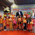 Dzieci stoją razem z zastępcą prezydenta Tomaszem Klim i kuratorem podlaskim Agnieszką Krokos-Janczyło pozując do wspólnego zdjęcia