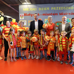 Opiekunowie przedszkolaków, zastępca prezydenta Tomasz Klim i kurator podlaski Agnieszka Krokos-Janczyło stoją za grupą dzieci