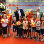 Grupa dzieci stoi ustawiona do wspólnego zdjęcia z zastępca prezydenta Tomasz Klim oraz kuratorem podlaskim Agnieszka Krokos-Janczyło