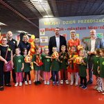 Dzieci w jednakowych zielonych koszulkach stoją razem z opiekunem, zastępcą prezydenta Tomaszem Klim i kuratorem podlaskim Agnieszką Krokos-Janczyło